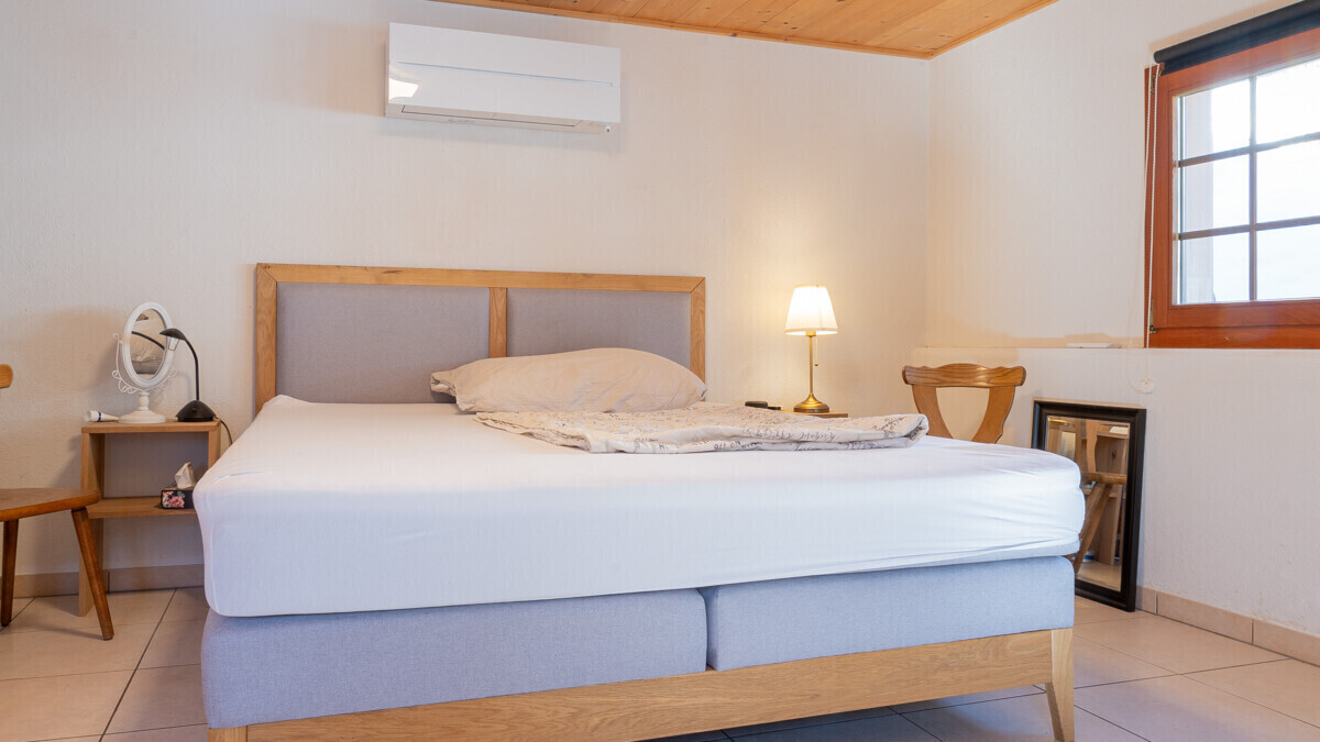 Schlafzimmer mit Holzdetails