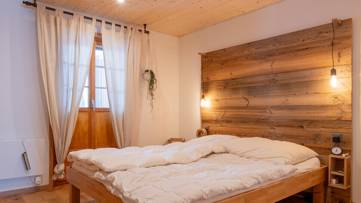Gemütliches Schlafzimmer mit Holzakzenten