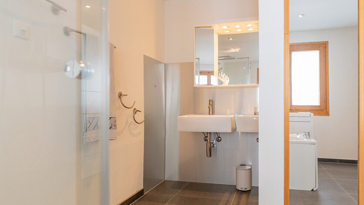 Modernes Badezimmer mit Doppelwaschtisch