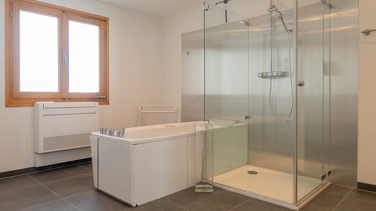 Modernes Badezimmer mit Badewanne und Glasdusche