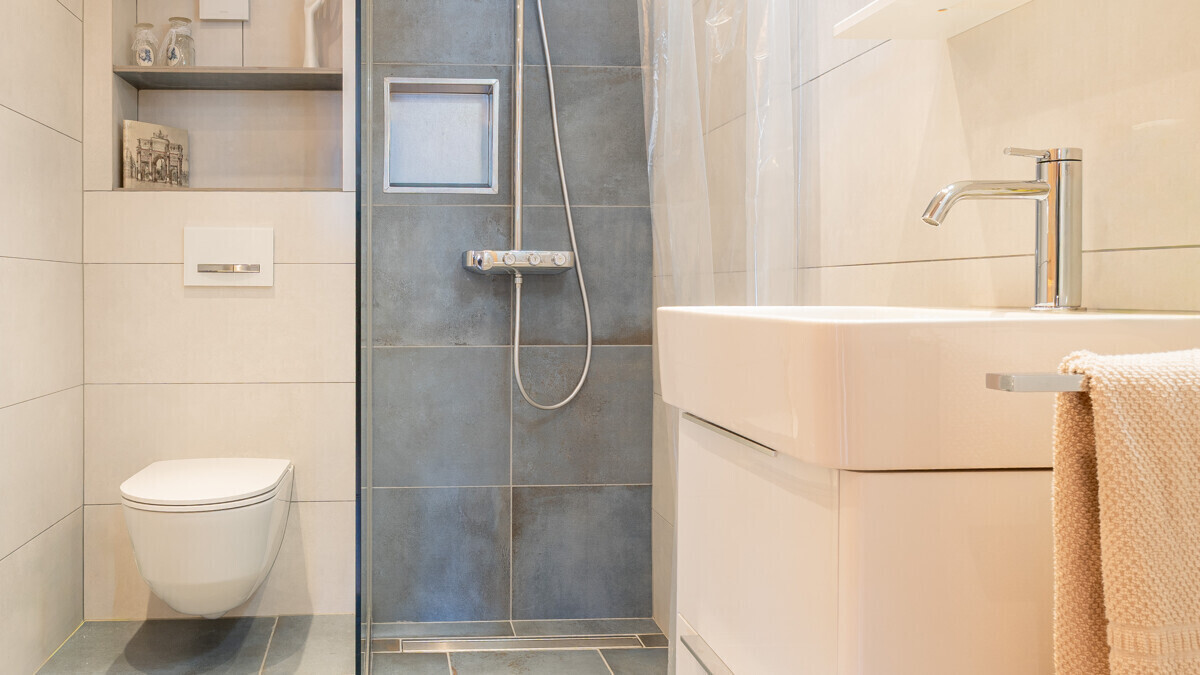 Modernes Badezimmer mit Dusche und WC