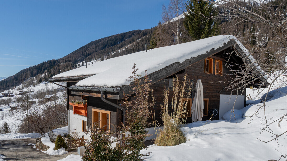 Verschneites Chalet in den Bergen