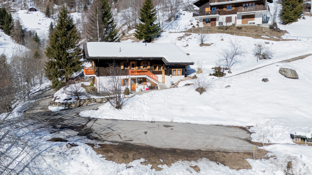 Schneebedecktes Chalet in alpiner Hanglage