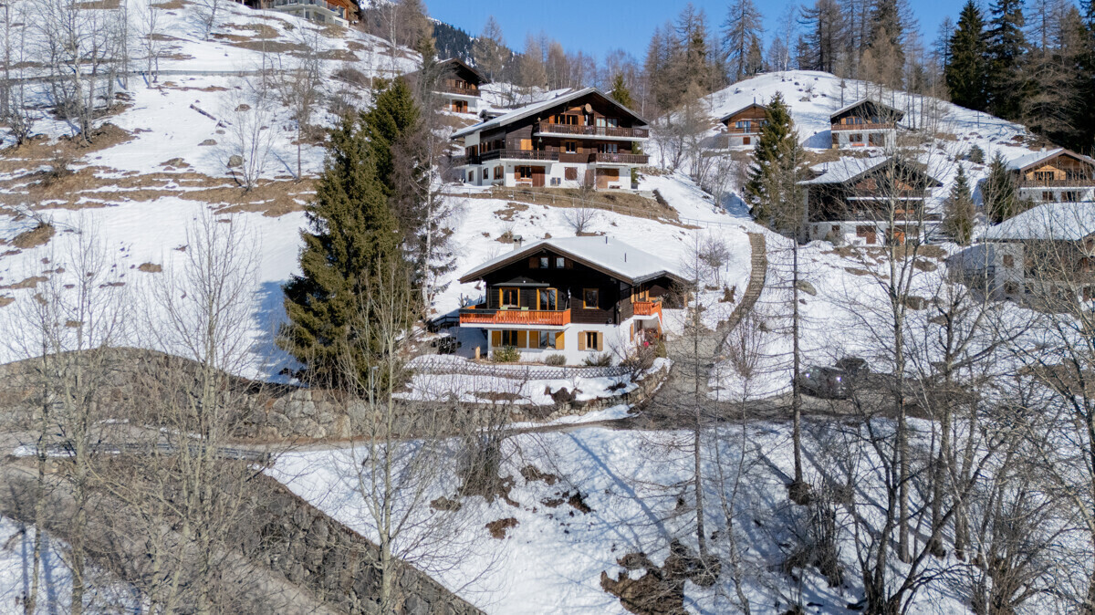 Alpines Wohngebiet im Schnee