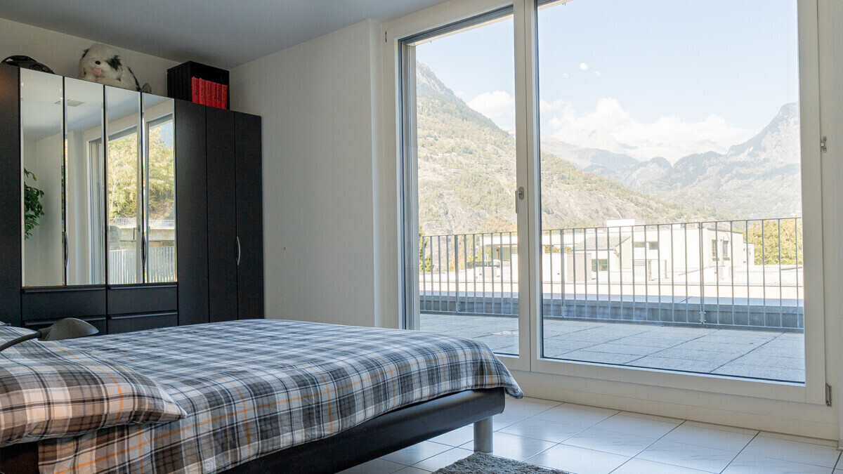 Schlafzimmer mit Bergblick und Balkonzugang