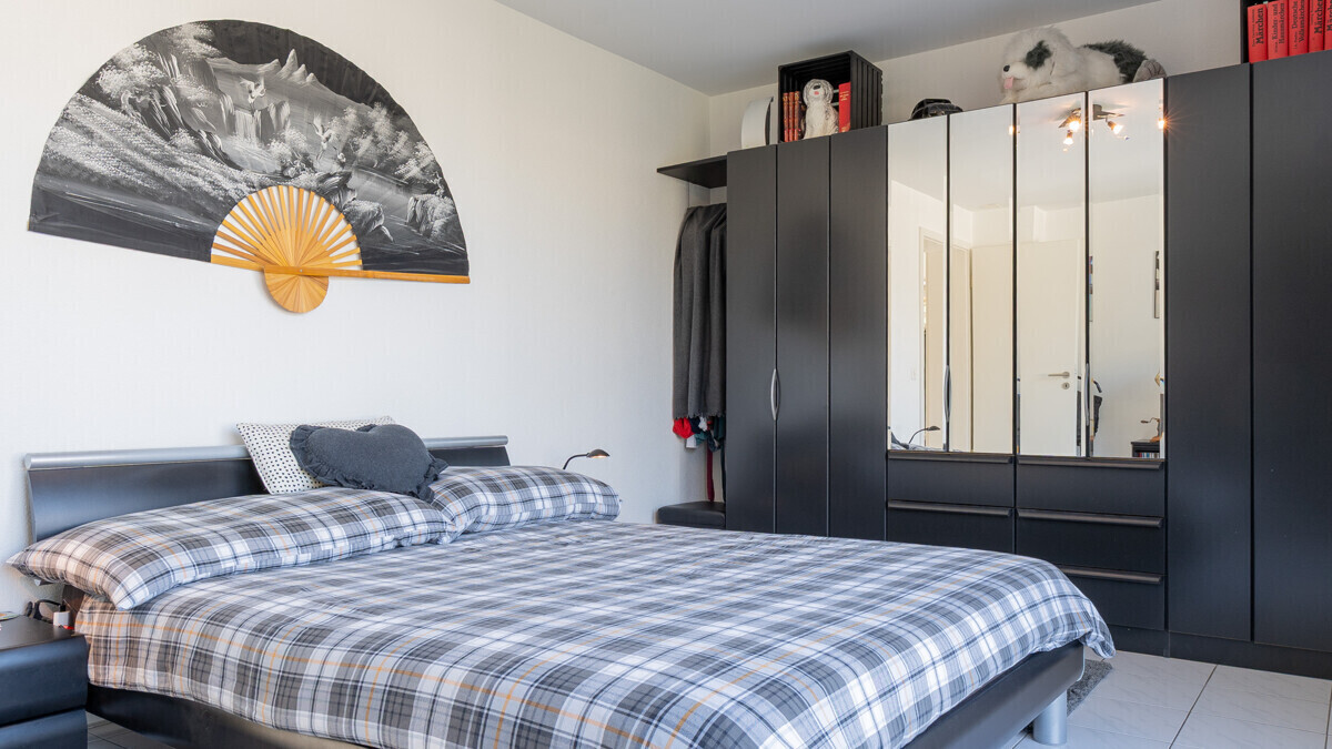 Schlafzimmer mit dunklem Kleiderschrank