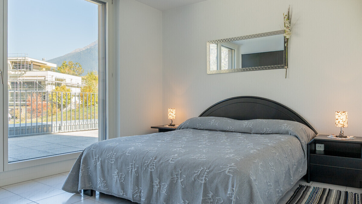 Helles Schlafzimmer mit Balkon- bzw. Terrassenzugang