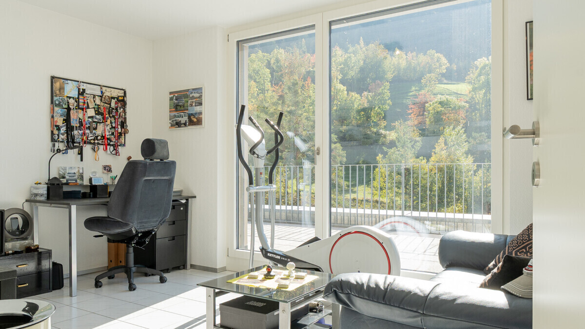 Helles Arbeits- und Wohnzimmer mit Balkonblick