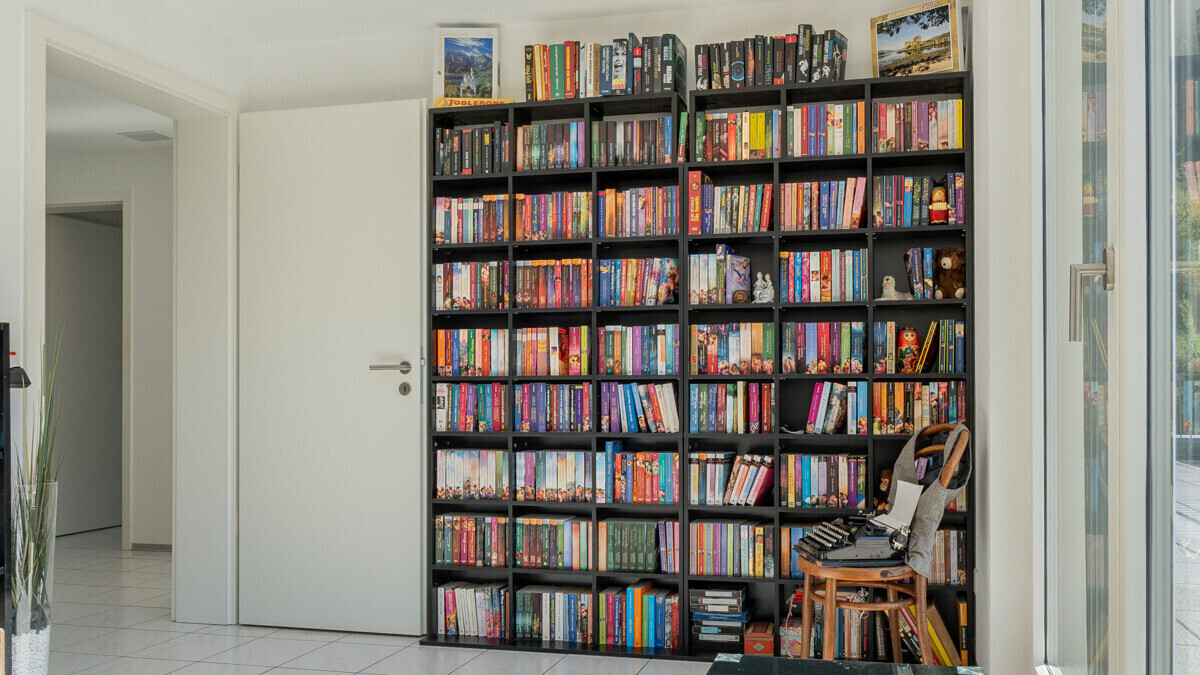 Heller Flur mit großem Bücherregal