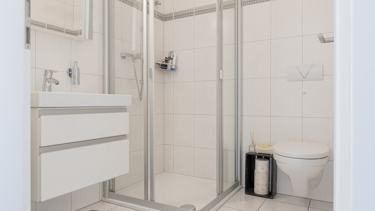 Helles Badezimmer mit Dusche und WC