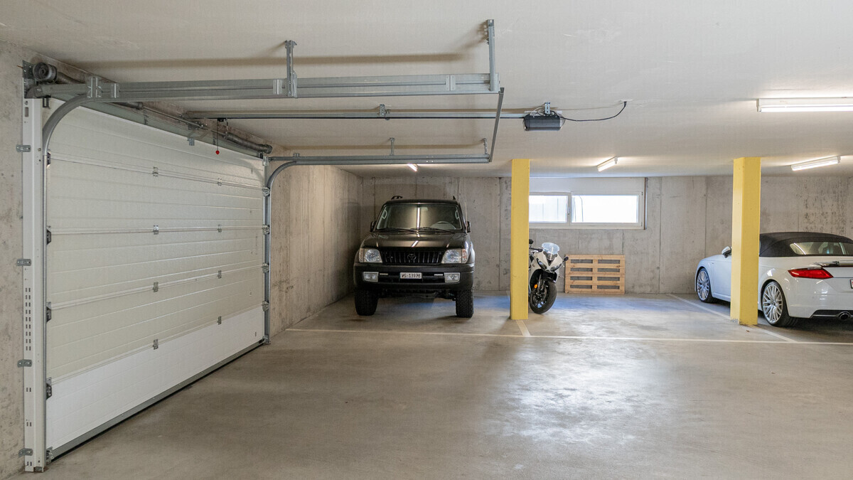 Große Tiefgarage mit mehreren Fahrzeugen