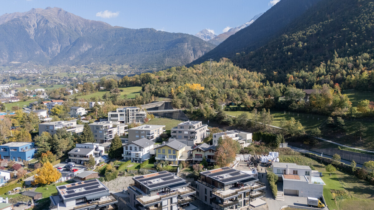 Luftaufnahme eines Wohngebiets im Alpental