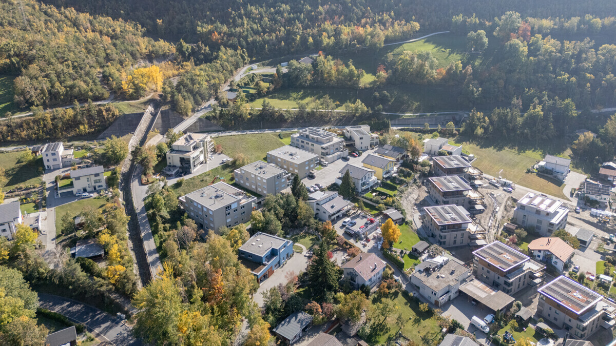 Luftaufnahme eines Wohngebiets im Grünen