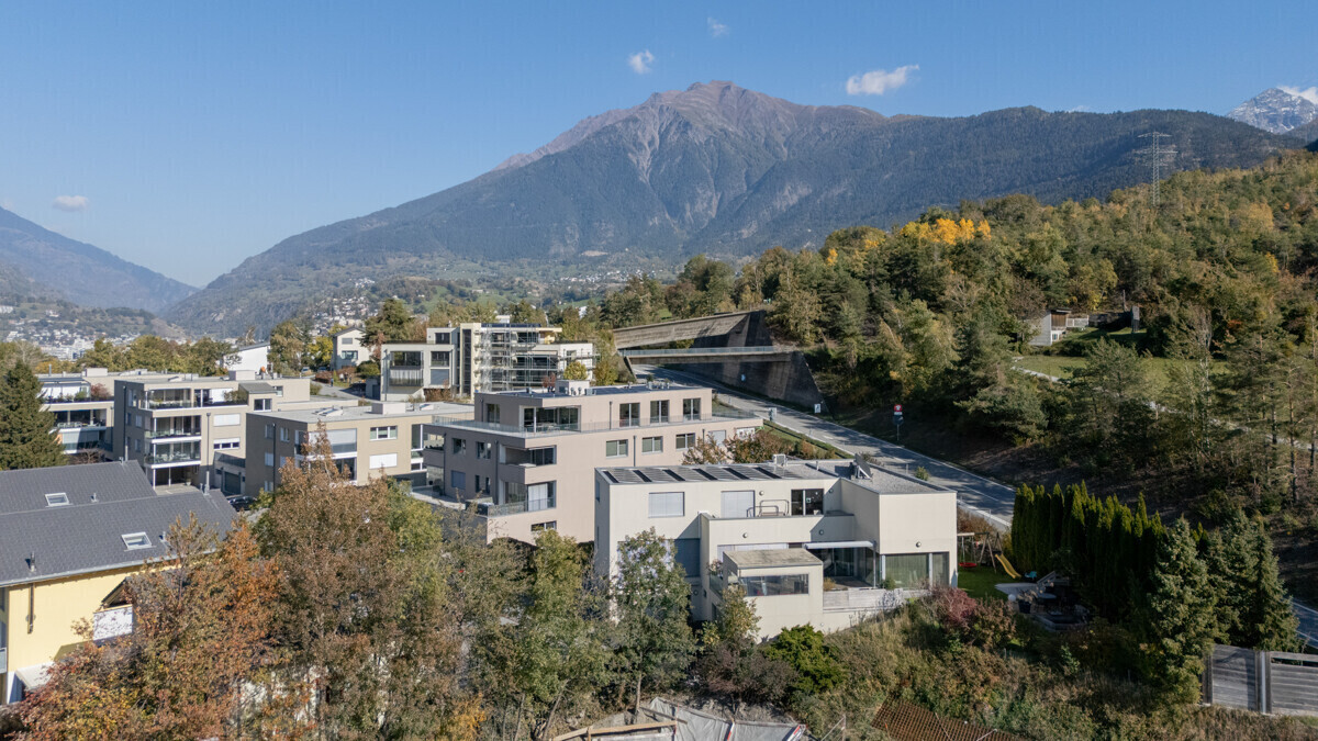Bergblick über moderne Wohnbebauung