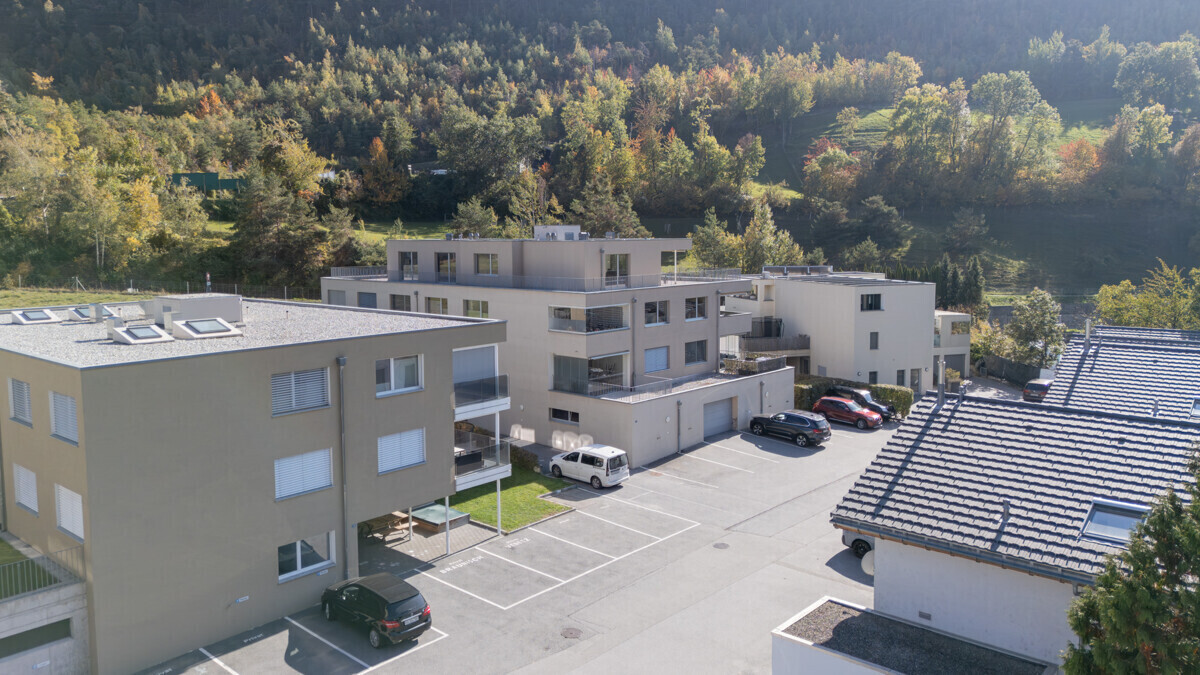 Mehrfamilienhausanlage mit Parkplätzen