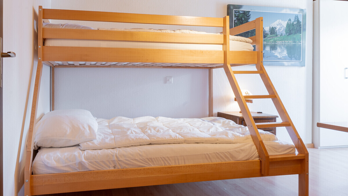 Etagenbett im hellen Schlafzimmer