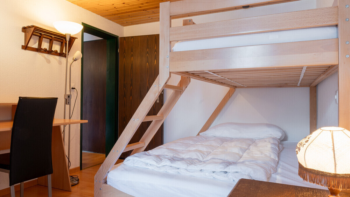 Etagenbett mit Schreibtisch in kleinem Schlafzimmer