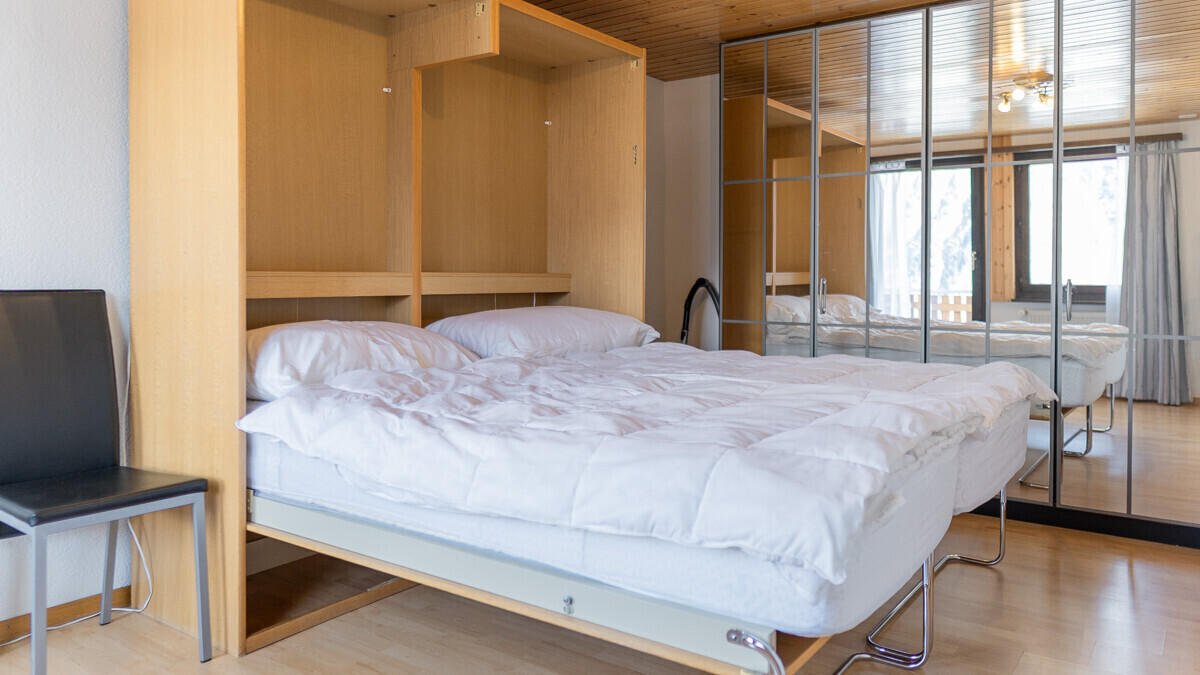 Schlafzimmer mit Einbauschrank und Spiegelwand