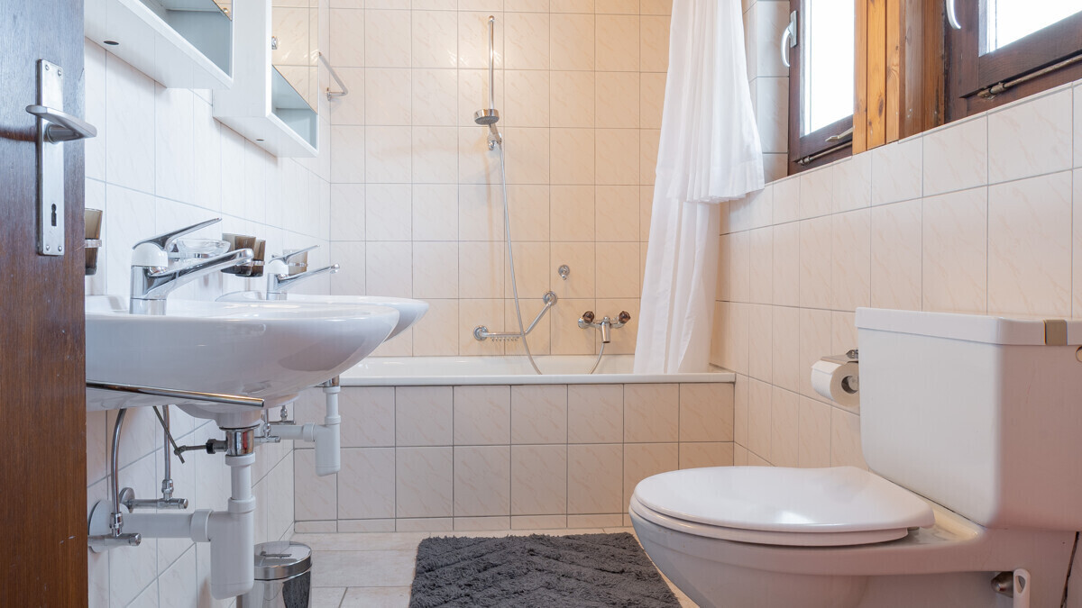 Badezimmer mit Badewanne und WC