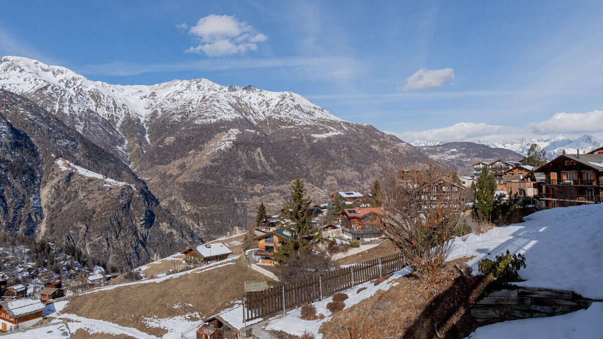 Alpenlandschaft mit Bergblick und Chalets