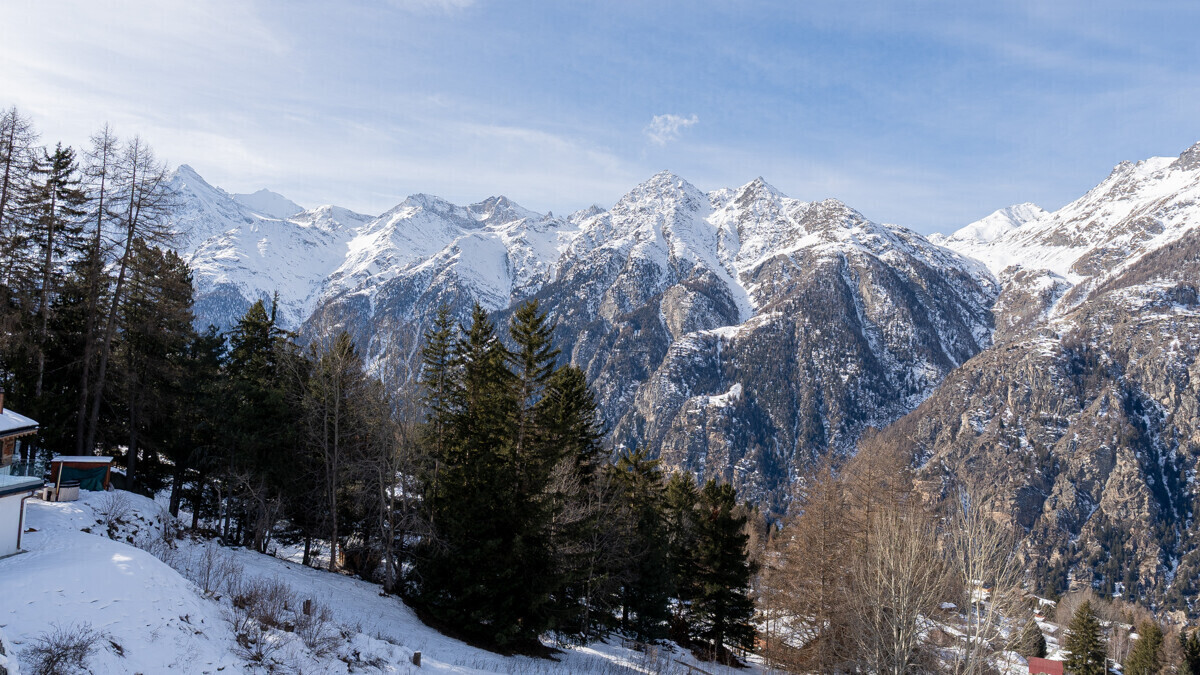 Bergpanorama mit Schnee