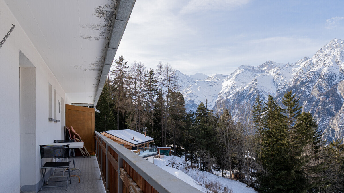 Alpenbalkon mit Bergpanorama