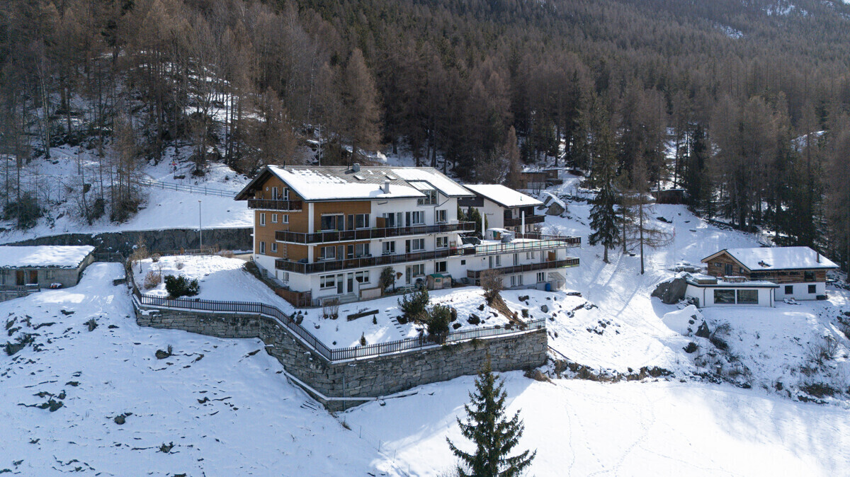 Alpines Wohnhaus im Schnee