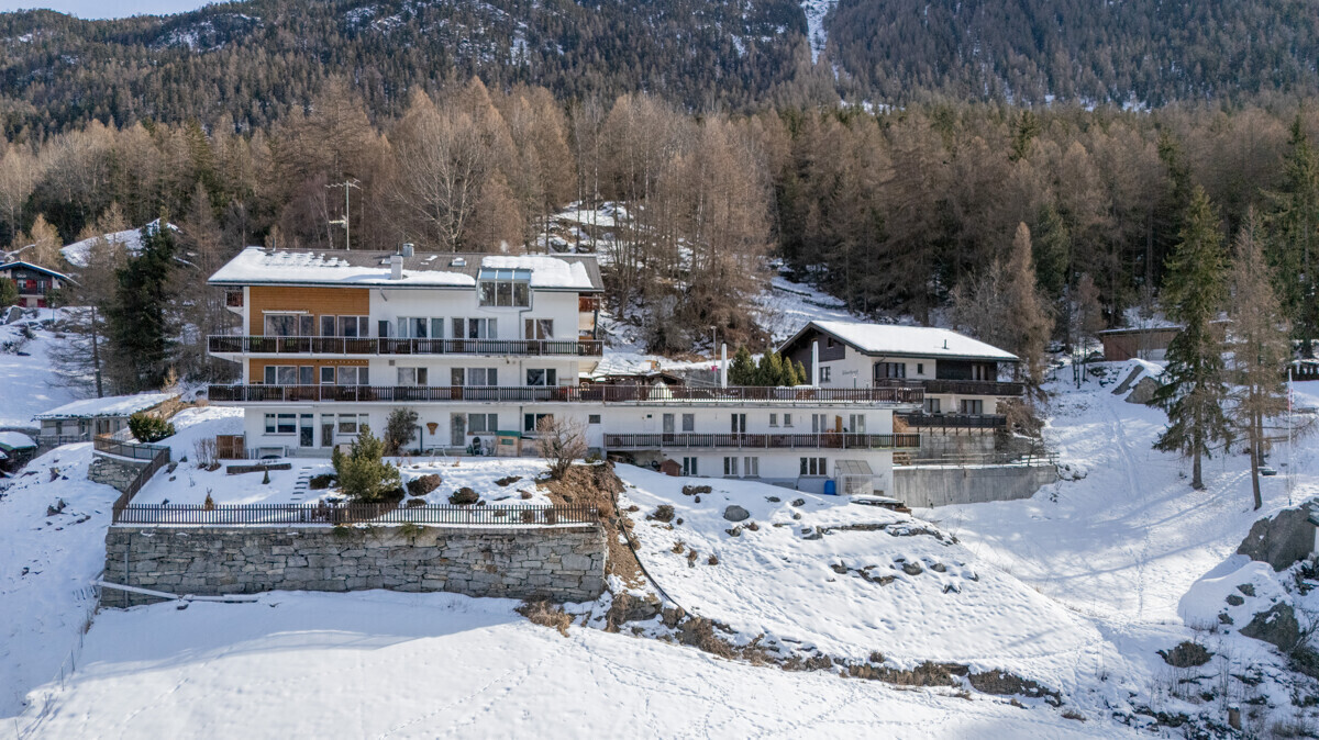 Winterliches Berghaus mit Terrassenanlage