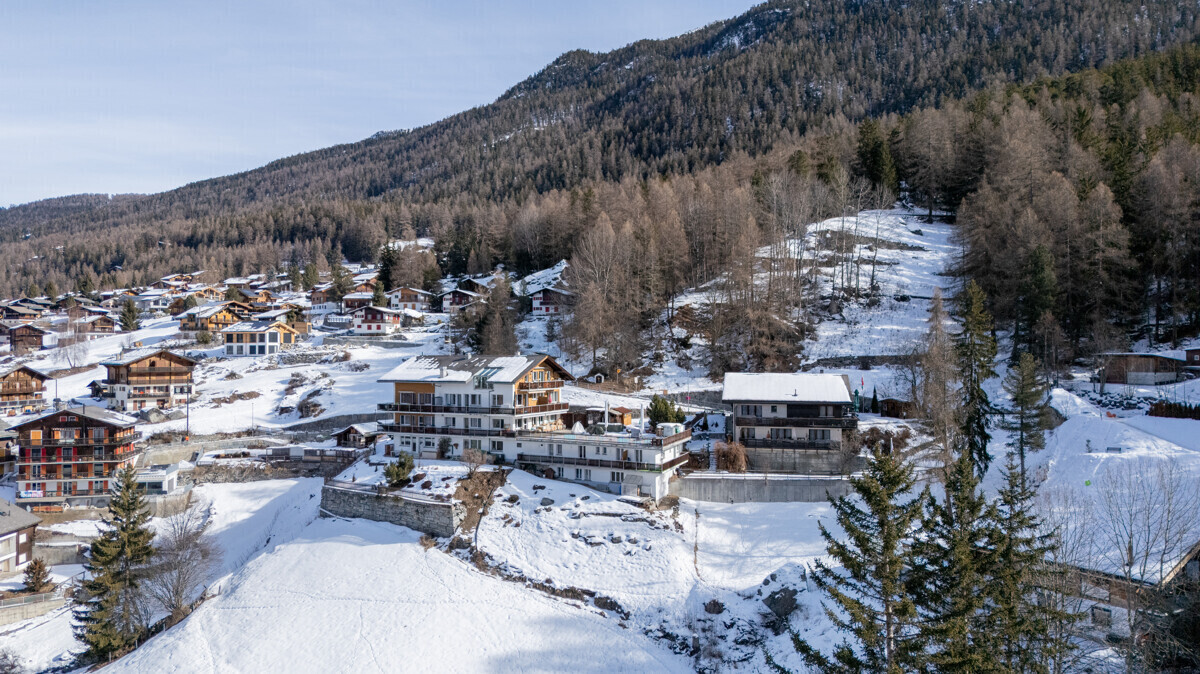 Winterliche Bergsiedlung im Schnee