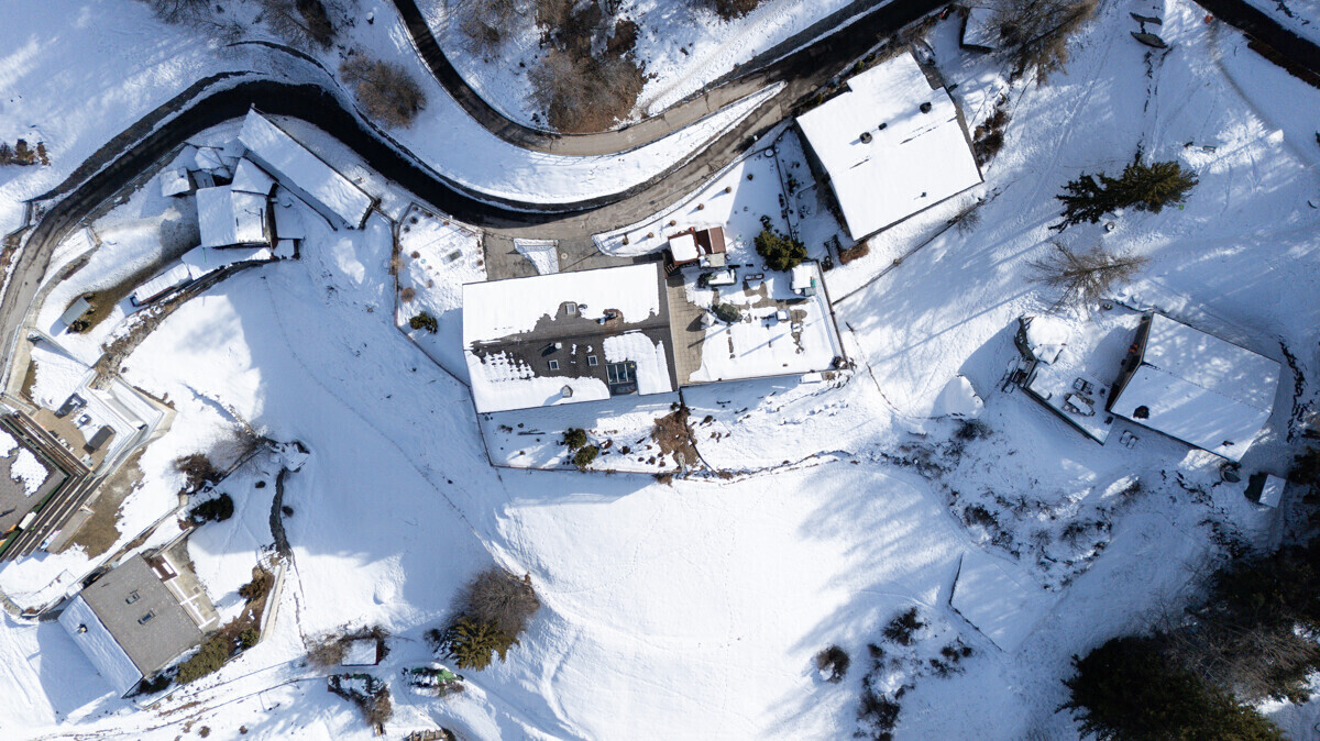 Luftaufnahme eines schneebedeckten Wohngebiets