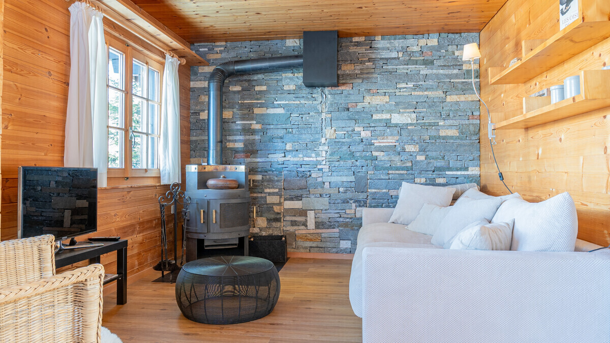 Gemütliches Holzwohnzimmer mit Kamin