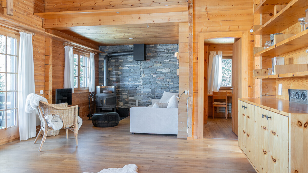 Gemütliches Holzinterieur mit Kamin und Sitzbereich