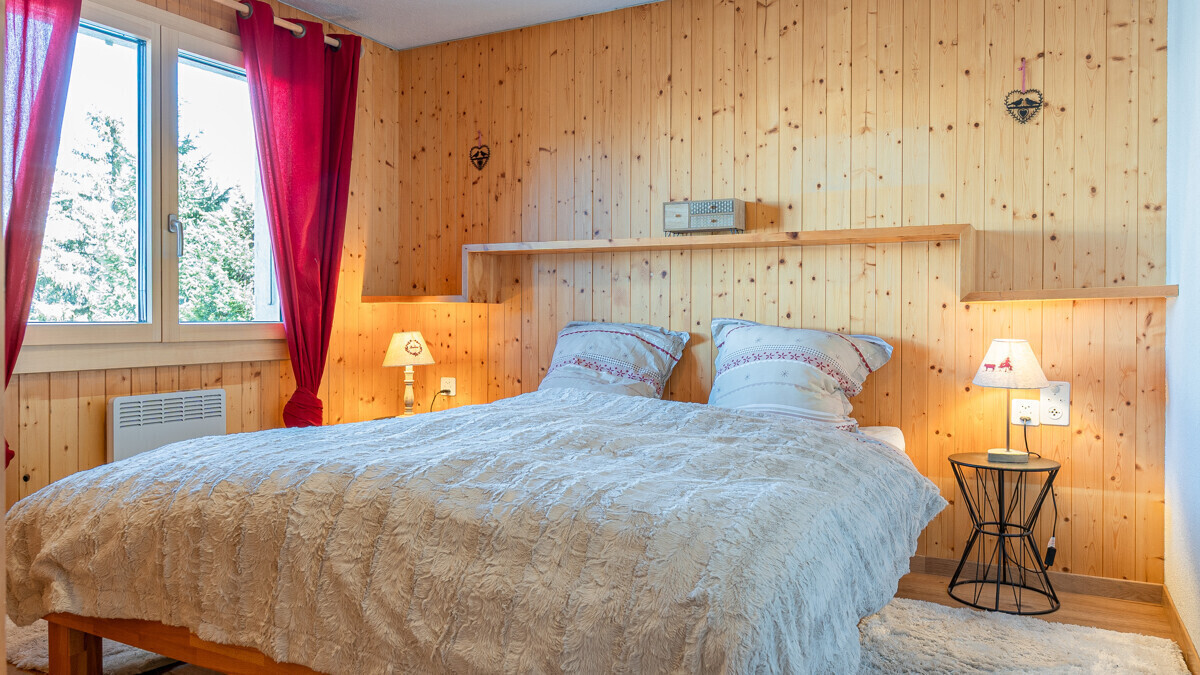 Gemütliches Schlafzimmer mit Holzvertäfelung