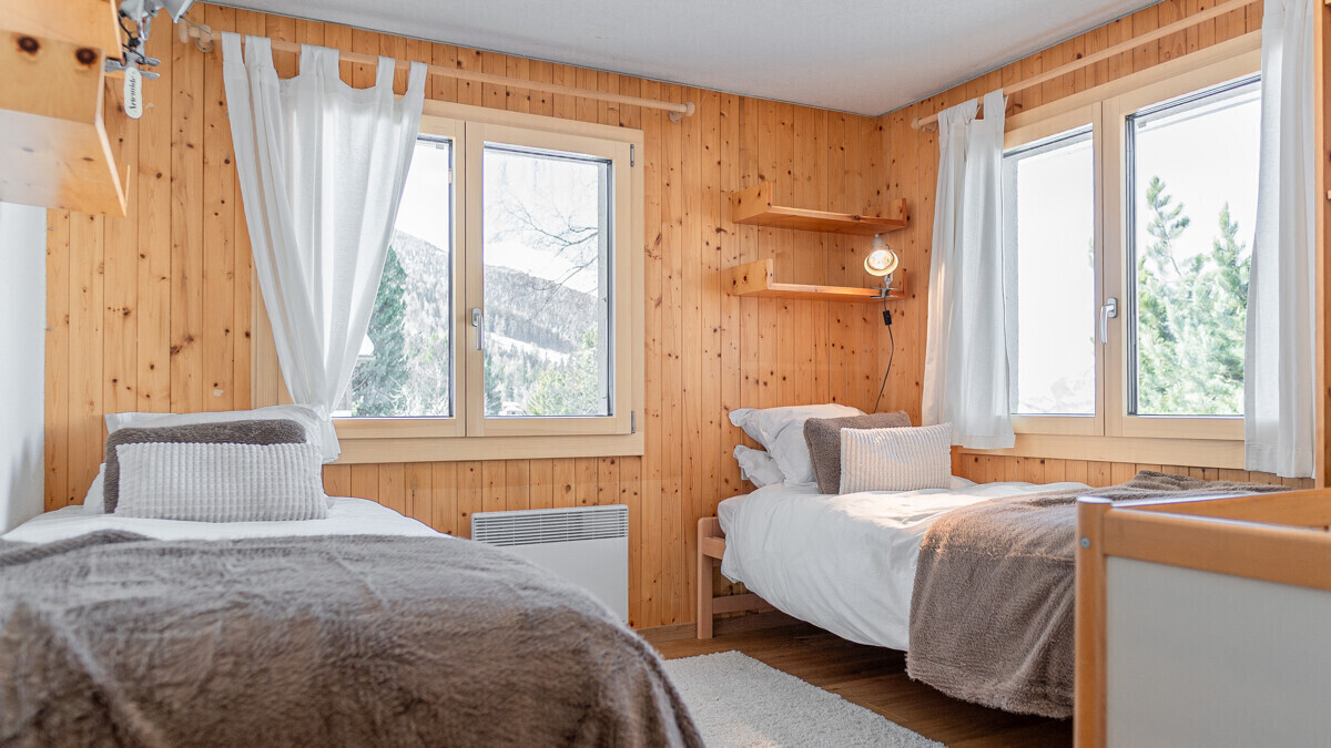 Gemütliches Schlafzimmer mit Holzvertäfelung