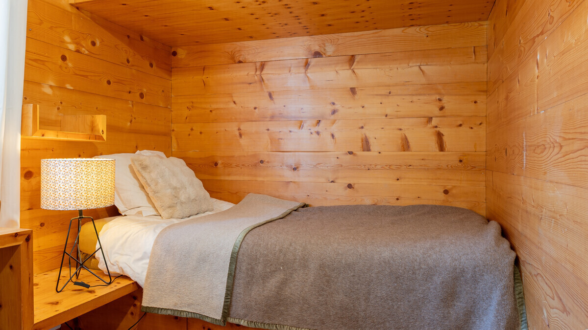 Gemütliche Holznische mit Einzelbett