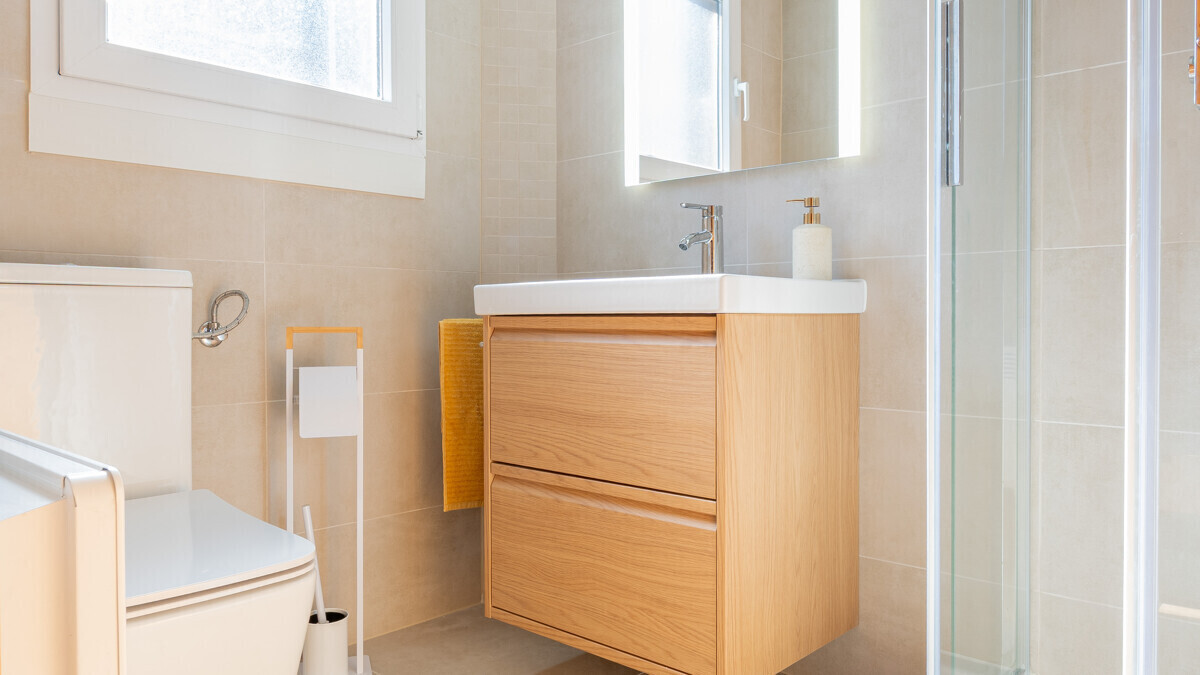 Modernes Badezimmer mit Waschtisch und WC
