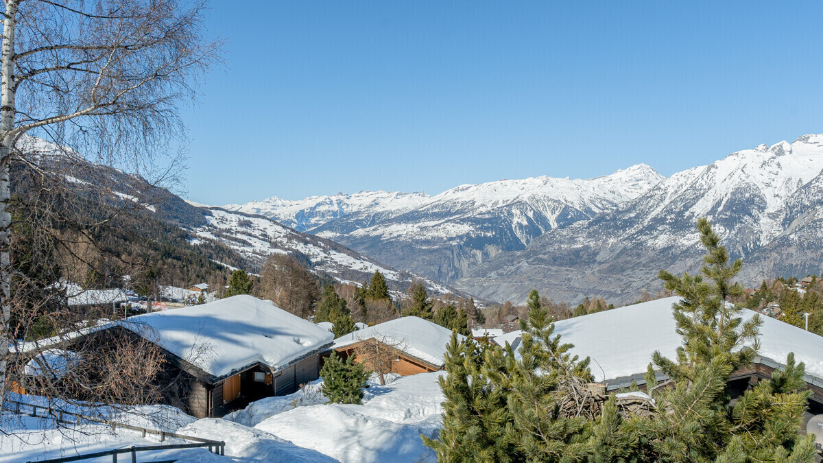 Schneebedecktes Bergpanorama mit Chalets