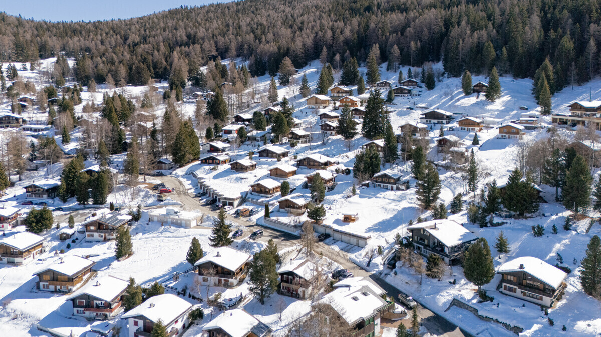 Verschneites Chalet-Dorf im Gebirge