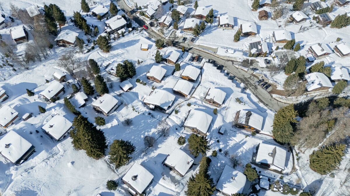 Verschneites Wohngebiet aus der Luft