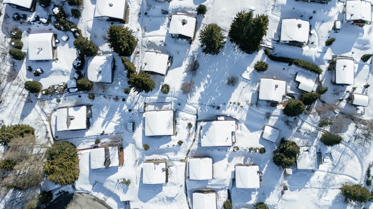 Schneebedeckte Wohnsiedlung aus der Luft