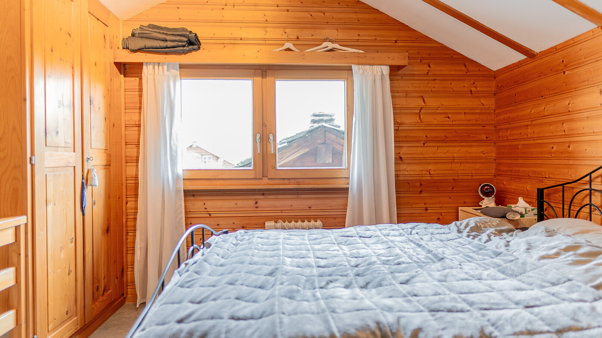 Gemütliches Holzbettzimmer mit Dachschräge