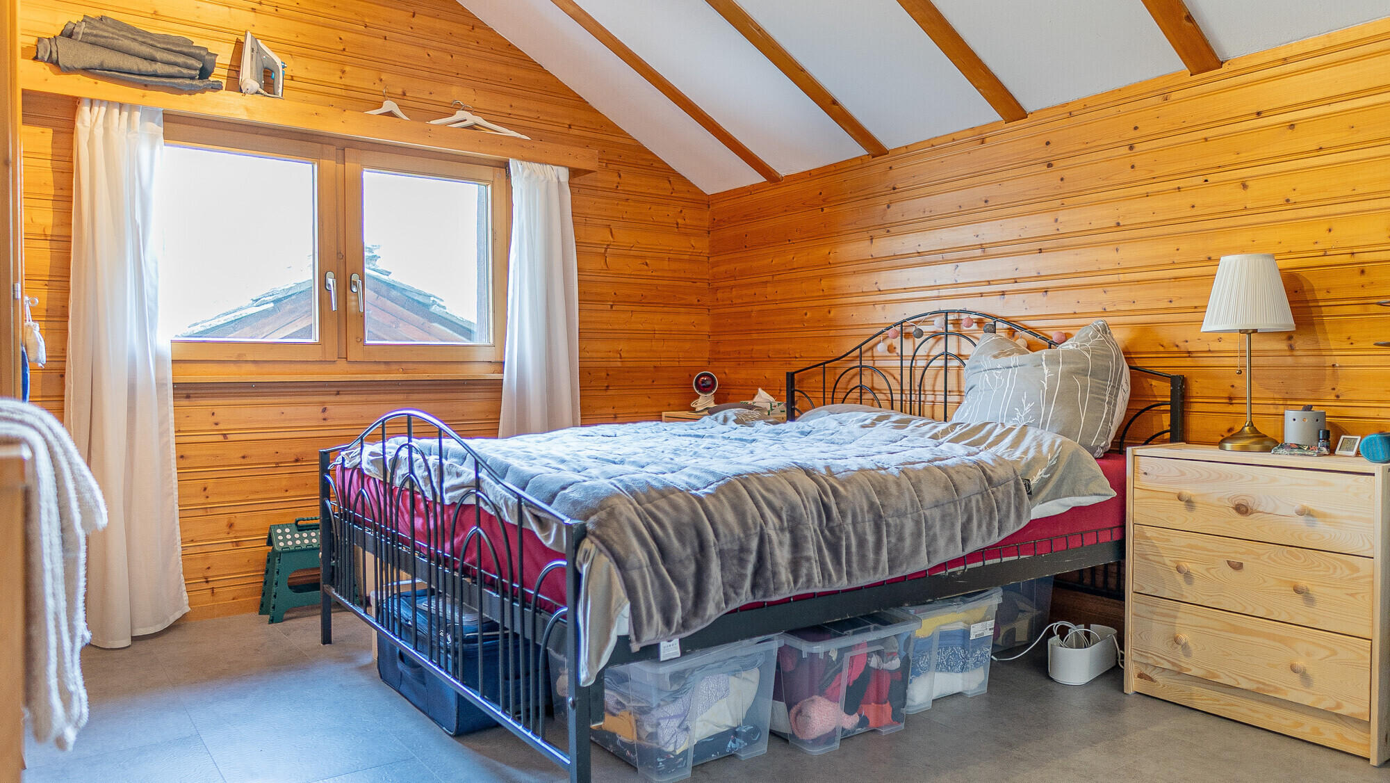 Gemütliches Holz-Schlafzimmer mit Schrägdach