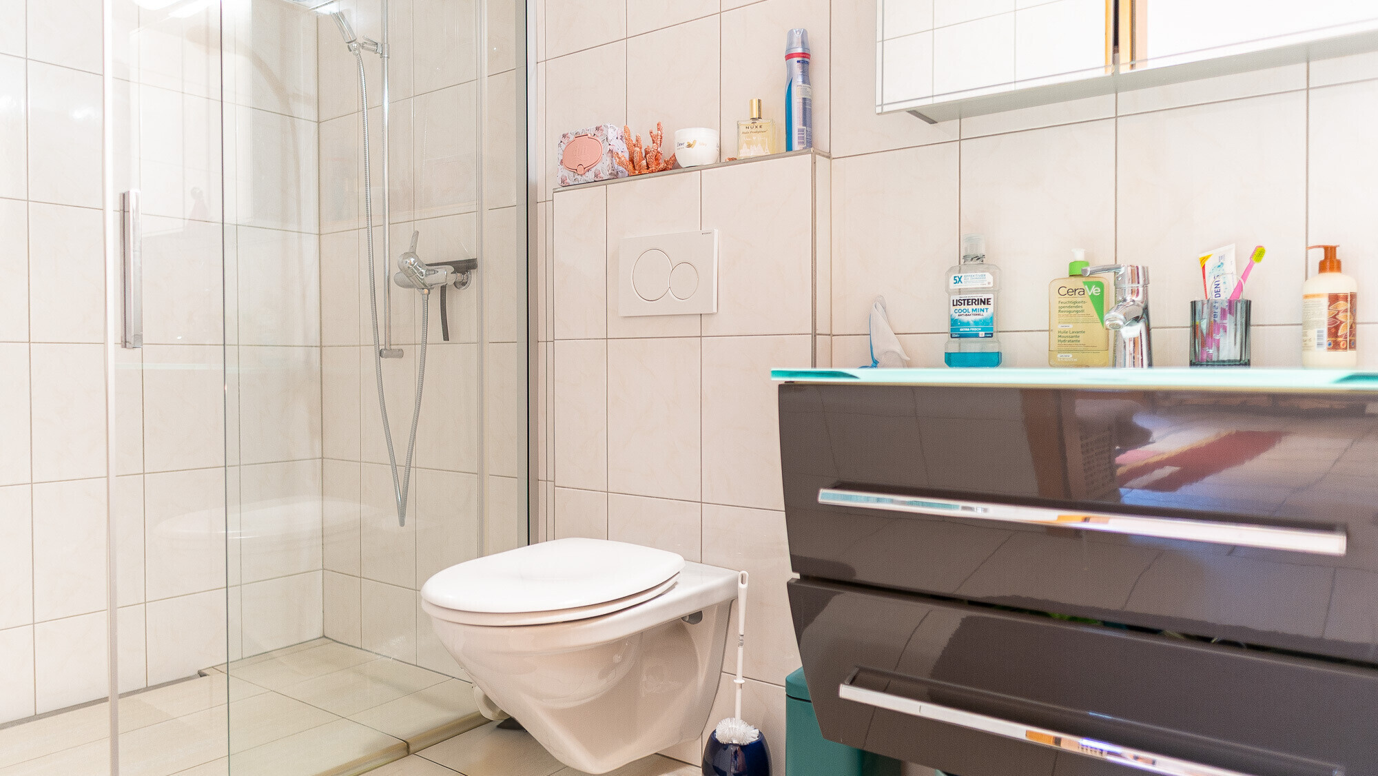 Modernes Badezimmer mit Dusche und WC