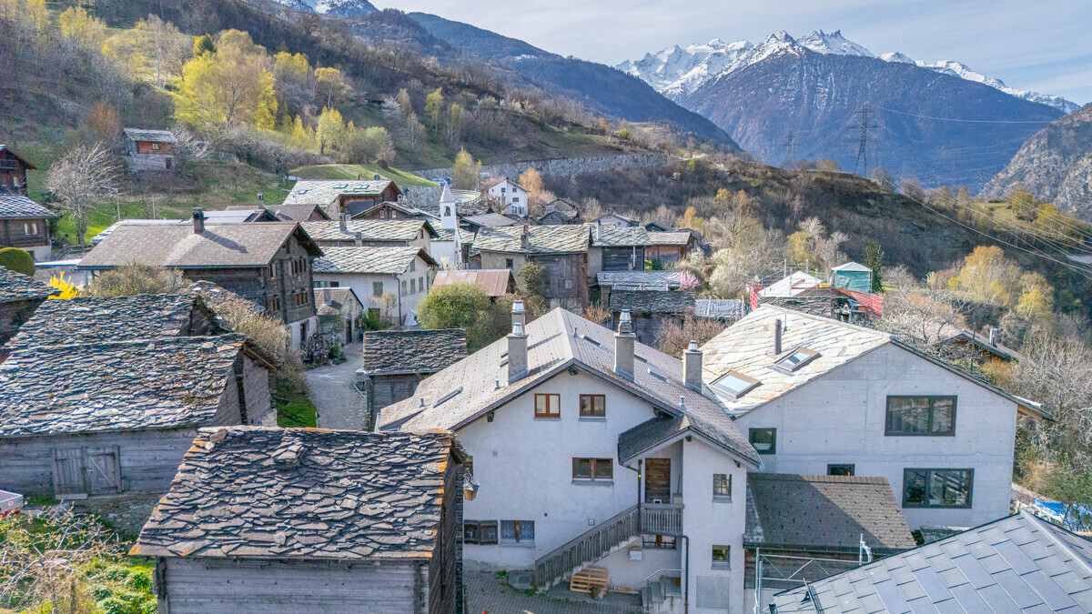 Bergdorf mit Alpenpanorama