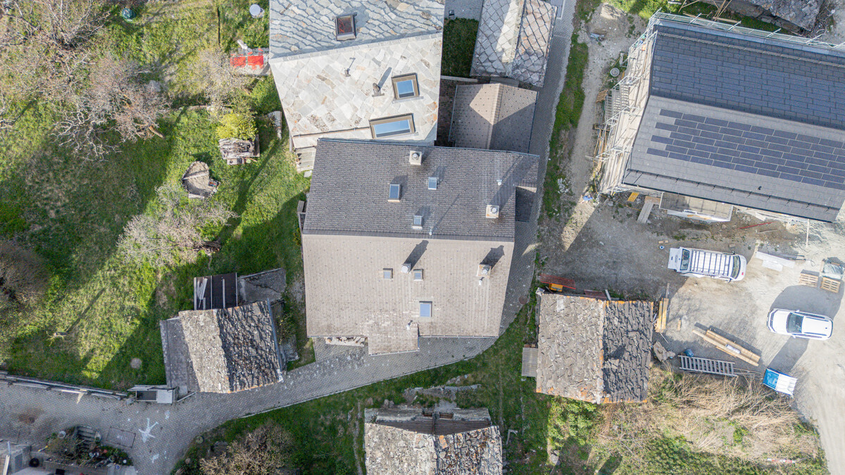 Luftaufnahme eines Hauses mit umliegendem Grundstück