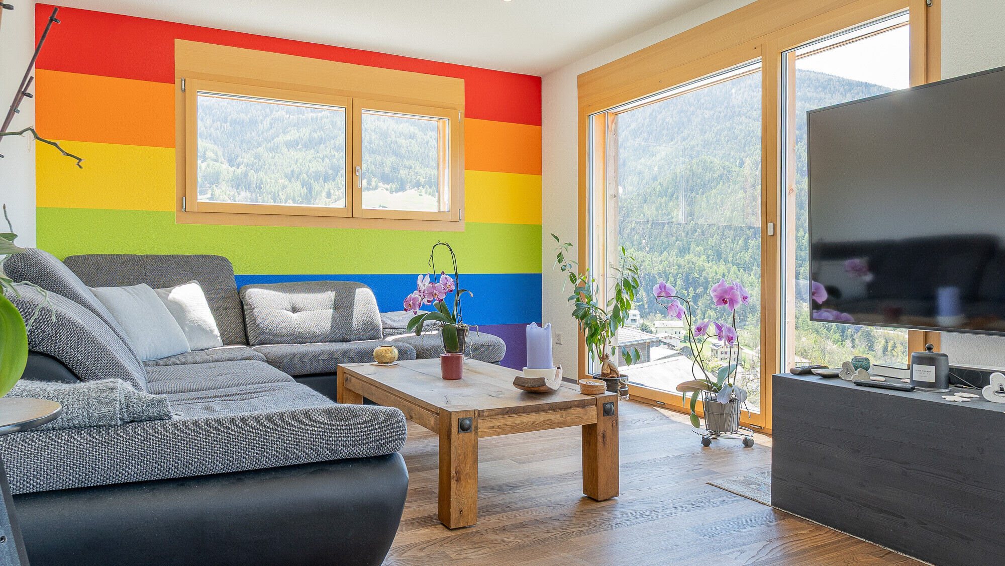Buntes Wohnzimmer mit Bergblick
