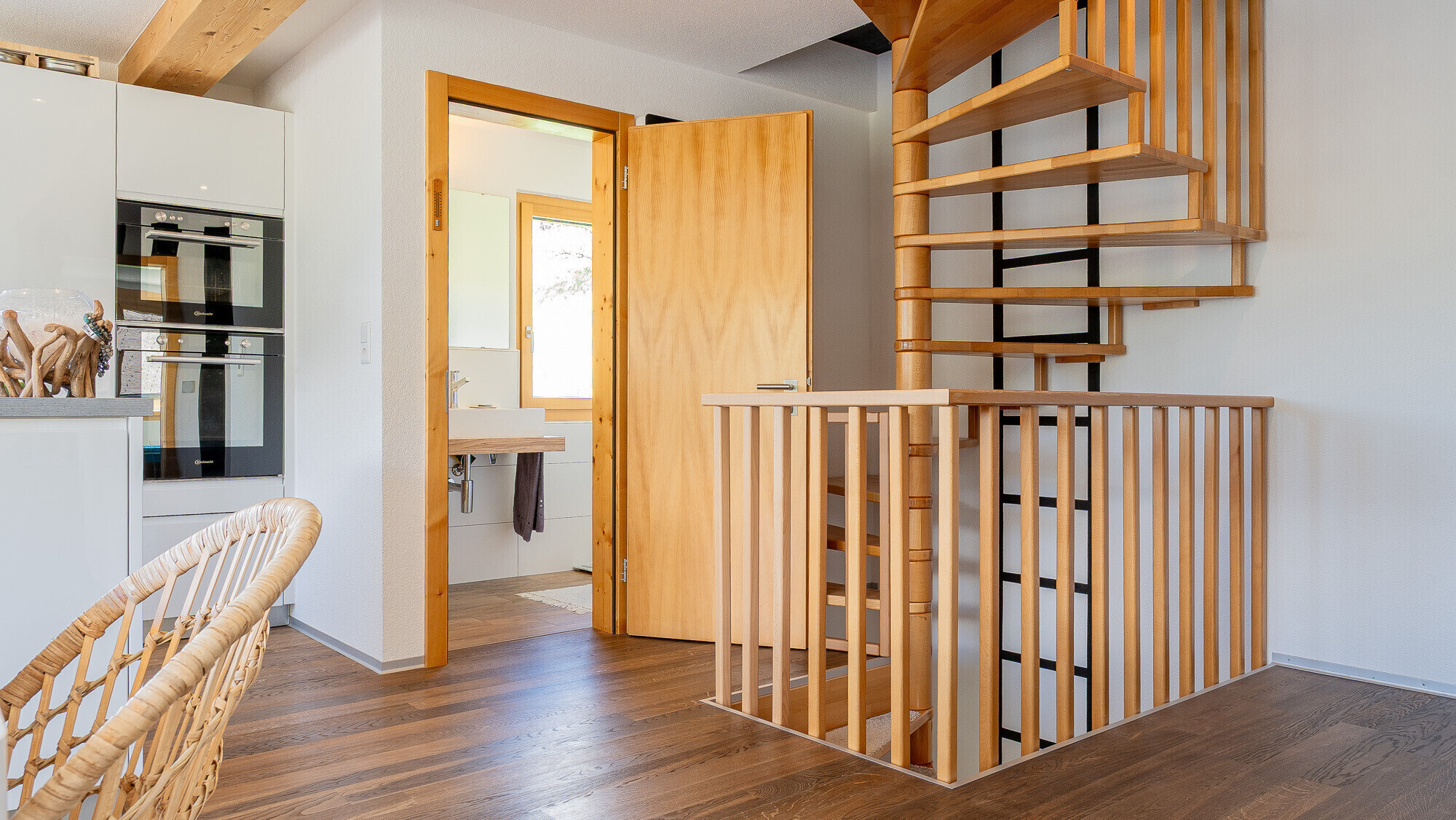 Offener Wohnbereich mit Treppe und Blick ins Bad
