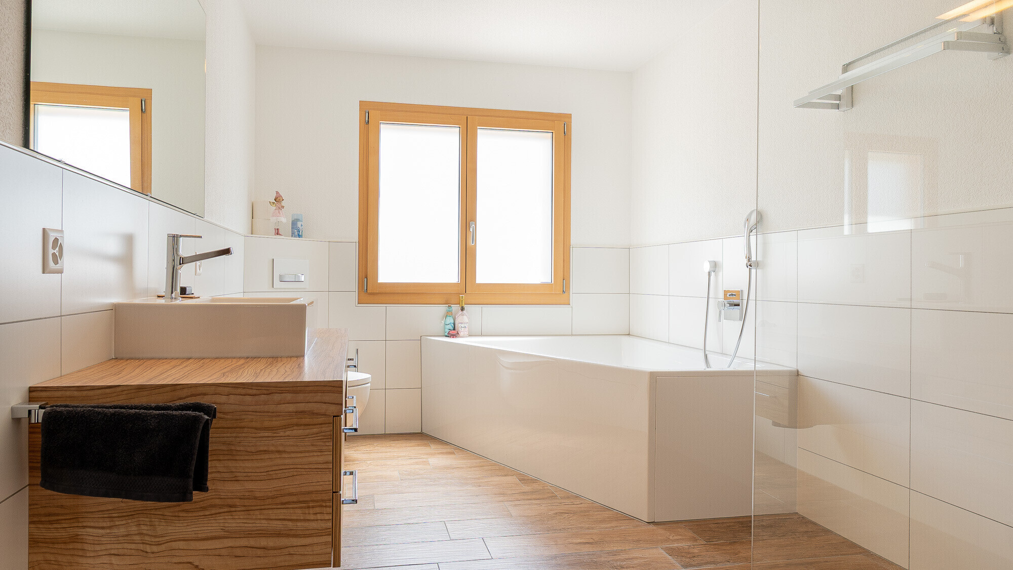 Modernes Badezimmer mit Badewanne und Waschtisch