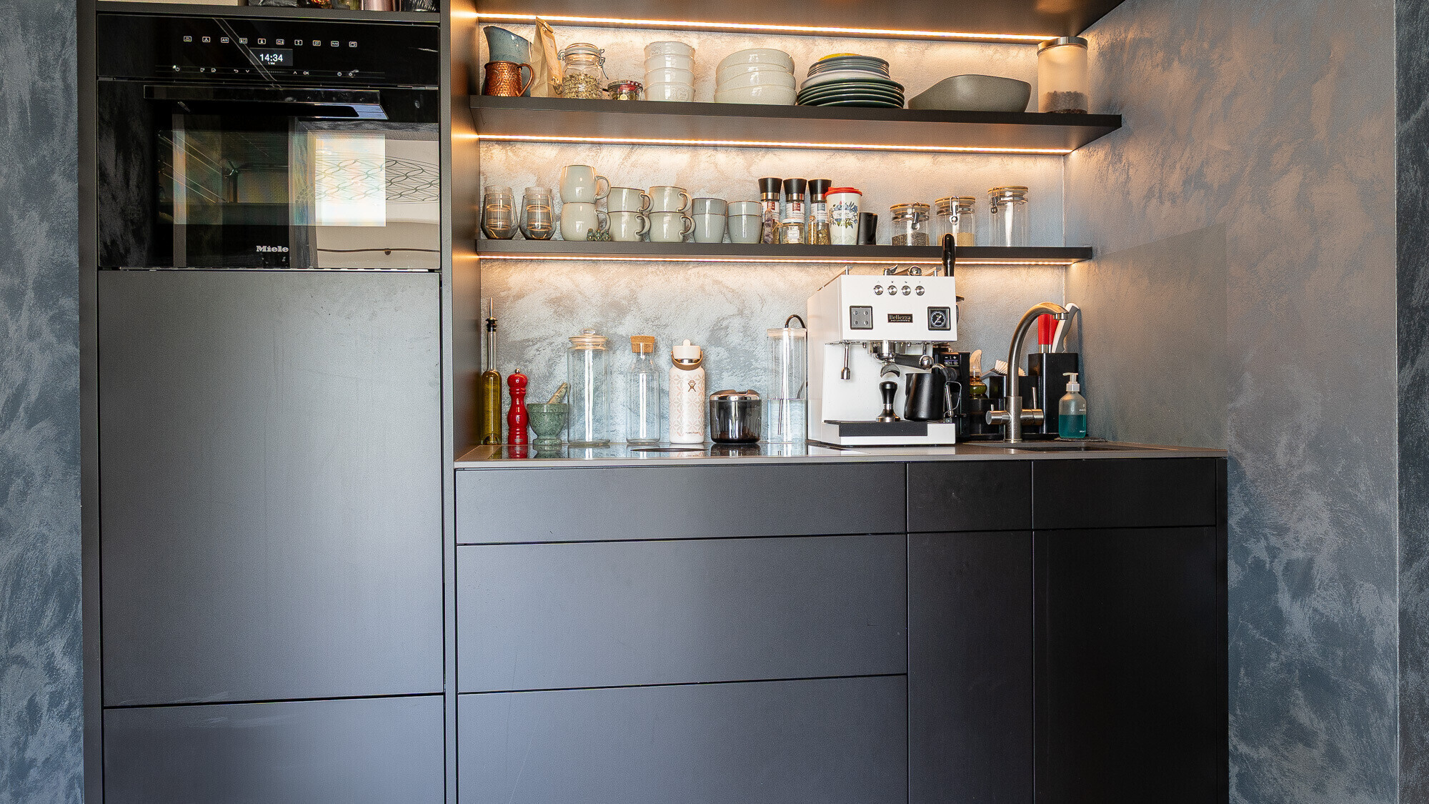 Dunkle, moderne Küchenzeile mit Kaffeeecke