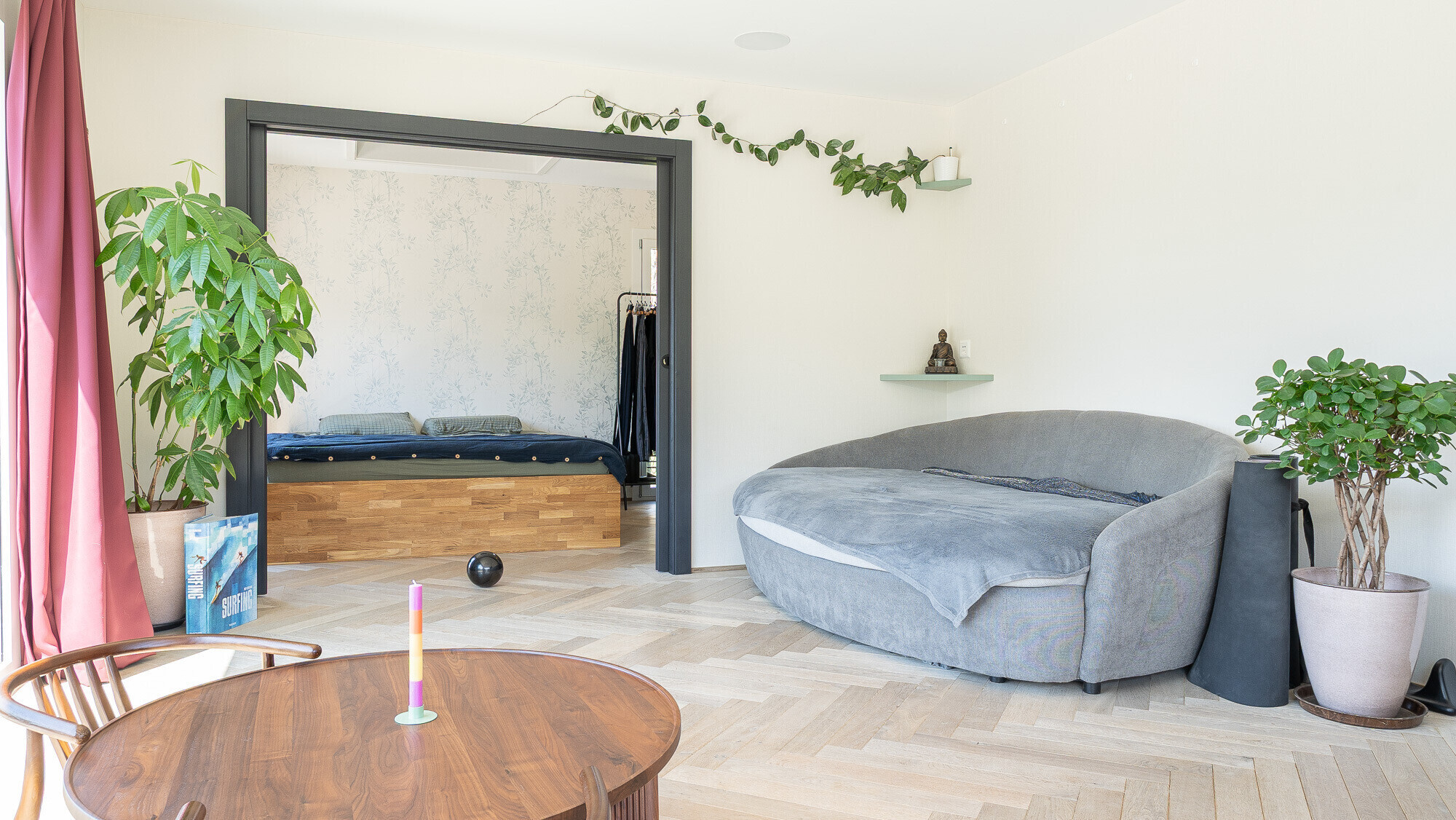 Helles Schlafzimmer mit Lounge-Bereich